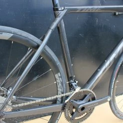 Vélo TIME ALPE D’HUEZ 21 Disc Fourche AKTIV Noir Carbone Vernis -Vélos de Route Soldes time 21 disc aktiv noir carbone 1 scaled 1