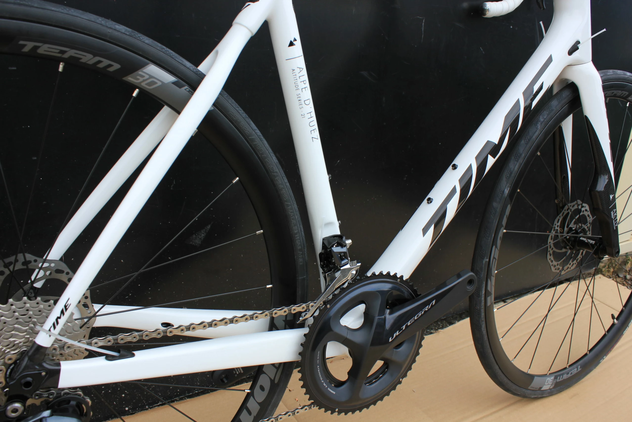 Vélo TIME ALPE D’HUEZ 21 Disc Avec Fourche AKTIV Gloss Blanc/noir 7 Vélo TIME ALPE D’HUEZ 21 Disc Avec Fourche AKTIV Gloss Blanc/noir – Image 5